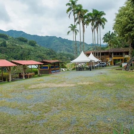 Апартаменты Hacienda Charrascal Coffe Farm Манисалес Экстерьер фото