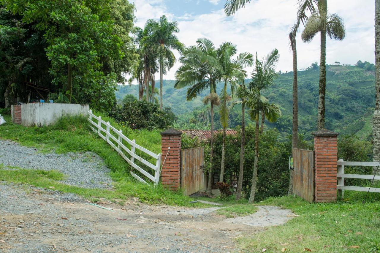Апартаменты Hacienda Charrascal Coffe Farm Манисалес Экстерьер фото